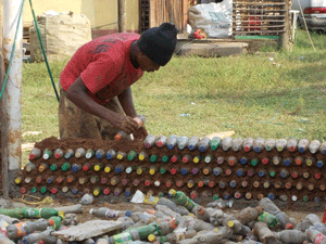 Las cabanas Coco En tela, Honduras es el primer hotel del mundo hecho de botellas.